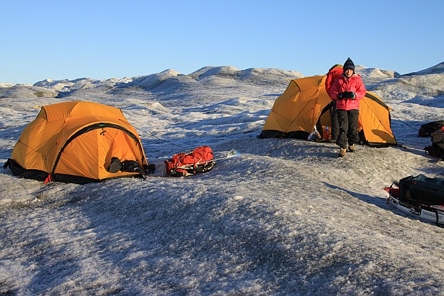 After a few hours we set up camp, at a few kilometers from the edge of the icesheet. The ice here is still grey from the silt and volcanic sand that is carried over the ice by the wind.