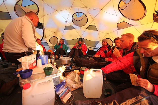 We have dinner in the relative luxury of the large expedition dome tent and a supply of fresh water and canned food, dropped here for the summer season by helicopter. Our Inuit guide tells us stories of other expeditions, including the recent visit of our (Dutch) King in this very same tent. Our King is an ambassador for the World Wildlife Fund, that took him here.