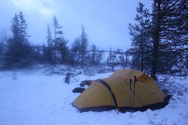 We set up camp 2 in twilight (at 15:00 in the afternoon). We even see the sun through the clouds, for 10 seconds. That evening it starts to snow really heavily.