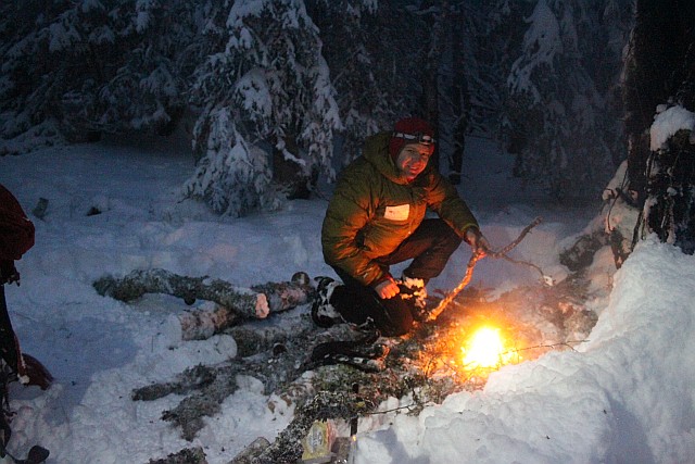 Early winter, when everything is still wet, with heavy snow and around zero degrees is the most difficult time to light a campfire. We finally succeed lighting it with lots of birch bark, but it is challenging to keep the fire going. After two hours we feel smoked enough and go to bed early.