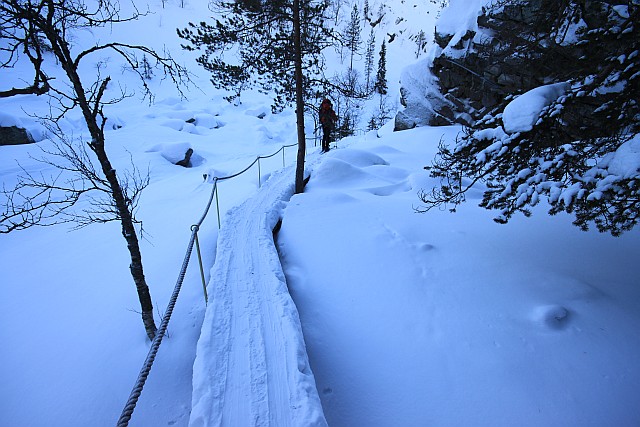 The route takes us around the Pyhä ski resort mountains and down into one of the deepest canyons in Finland, the Isokuru Pyhätunturi Gorge. A boardwalk leads over the bottom of the rocky gorge.