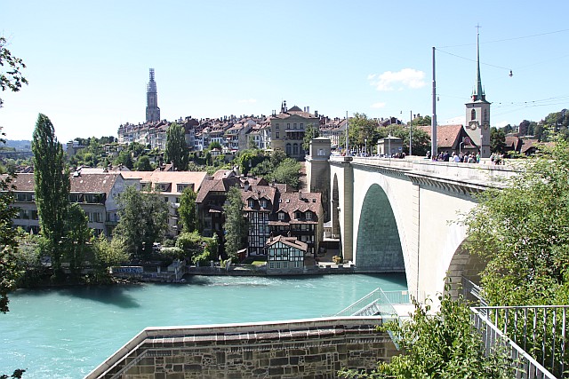 The cold blue waters of the Aare river surround the hill on which the old city is built. A highly defendable place. Although very close to the high peaks of the Alps, Bern is situated in a landscape of green hills.