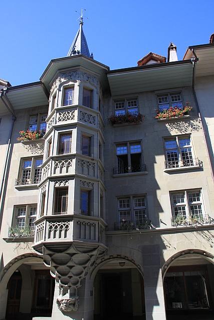 The May-Haus in the Münstergasse was built in 1514, by a rich Bernese tradesman, who is said to have brought the first bear into the city. This house is just one of many as-new medieval houses that line the streets of city center.