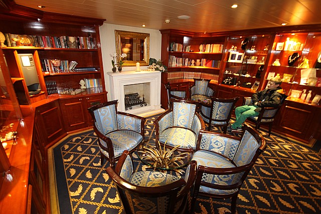 Nice library lounge on the 'Rembrandt van Rijn'.