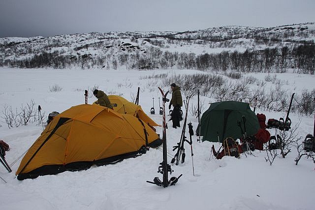 It is a quiet night and temperatures are not too low for this time of the year. In the morning we are greeted by clouded skies and a bit of wind. We pack up camp for our attempt to climb to the summit of Øretoppen, at 465 meters the highest point of the Arctic plains in this area.