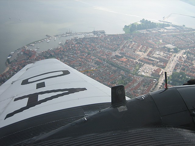 As a good tourist, we do more of the Amsterdam-area tourist traps. Here we fly a nice bank over the traditional fishing villages of Volendam and Marken, just north of Amsterdam.