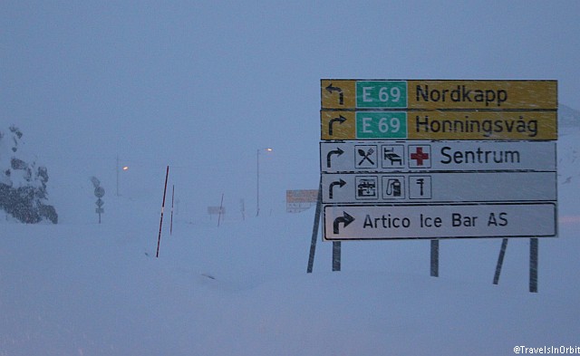 When we exit the last tunnel before getting to Honningsvåg we are surprised by a heavy snowstorm. The weather can literally change in minutes! Fortunately it is not very far anymore.