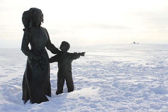 Several artists and projects have left their marks at this special point. This is one of my personal favorites: "Mother and Child" by Eva Rybakken, part of the "Children of the World" monument.