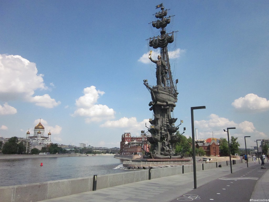 Halfway this walk you pass this enormous kitsch statue for Csar Peter the Great on his ship. I wouldn't be surprised to see it play a role in the next Pirates of the Caribbean movie...