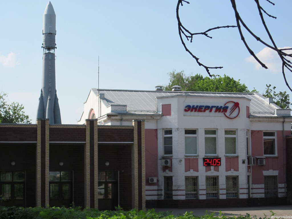 Walking passed the RKK Energiafactory, in the middle of the city. You easily spot the Vostok rocket on the factory grounds. This is as close as we could get to it. Still worth the short walk from the museum to take a quick picture.