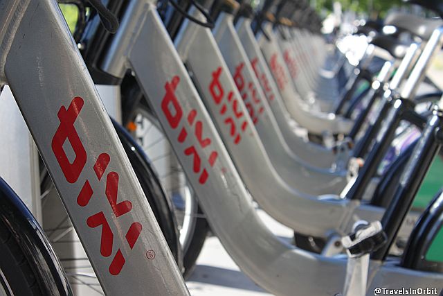 When the BIXI bike sharing service was introduced to Montréal in 2009 it set the world standard. This same system is now used in hundreds of cities over the world, including Washington, London, Paris and Vienna. This is the original! Cheap and convenient.
