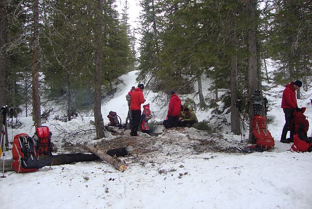 The next morning we break up our camp in the forest, making sure we leave as few traces as possible. We clear up our fire spot and ensure no waste stays behind.