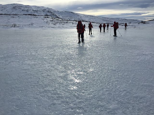 On the way back we cross the frozen Sildertjønnin Lakes and marshes. Carefully examining the ice plateaus prior to crossing, to prevent getting wet.
